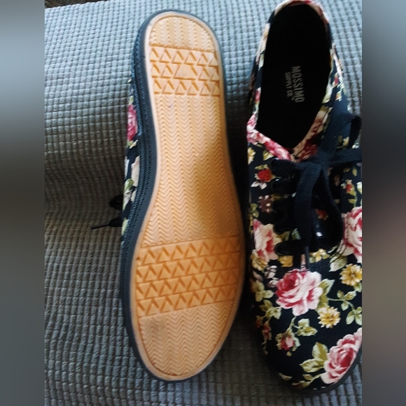 Sneakers, in black floral, NWOT, Merona, sz 8 w's. - Picture 3 of 6